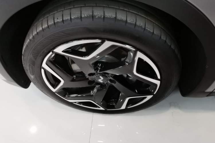 Used ONVO L60 2025 Model—60 kWh All-Wheel-Drive Version Left Front Wheel Hub