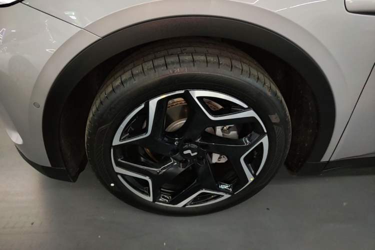 Used ONVO L60 2025 Model—60 kWh Rear-Wheel-Drive Version Left Front Wheel Hub