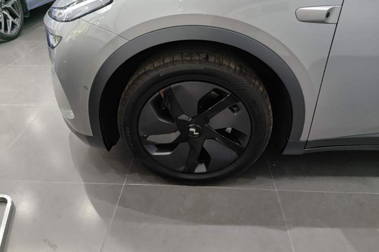 Used ONVO L60 2025 Model—60 kWh Rear-Wheel-Drive Version Left Front Wheel Hub