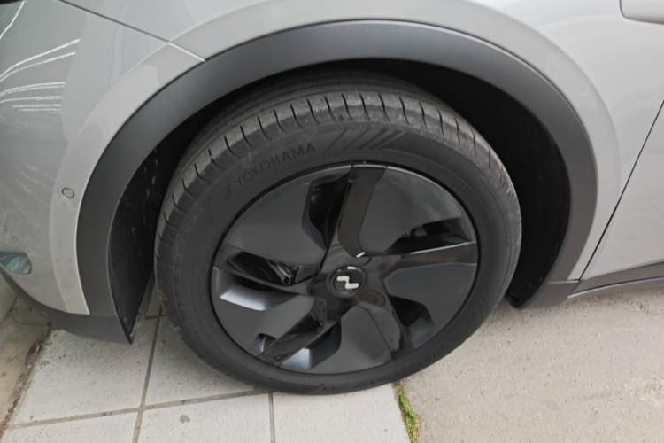 Used ONVO L60 2025 Model—60 kWh Rear-Wheel-Drive Version Left Front Wheel Hub