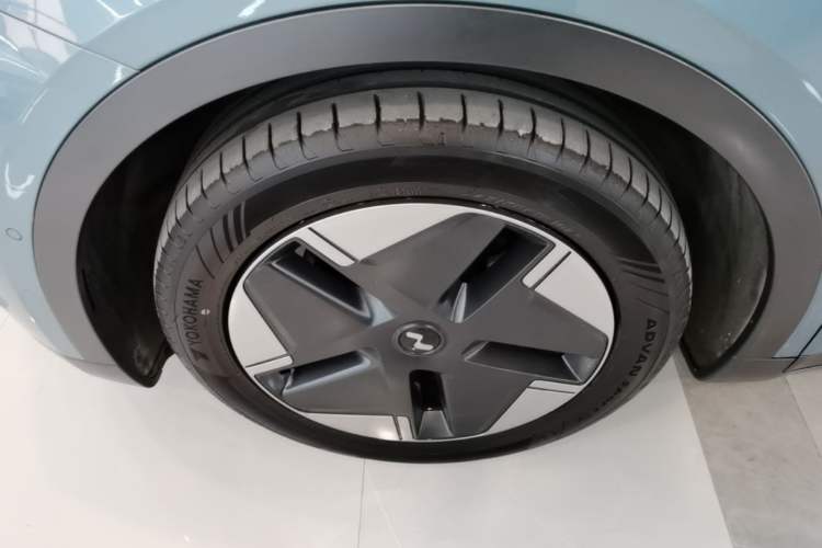 Used ONVO L60 2025 Model—60 kWh Rear-Wheel-Drive Version Left Front Wheel Hub