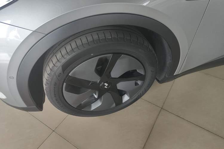 Used ONVO L60 2025 Model—60 kWh Rear-Wheel-Drive Version Left Front Wheel Hub