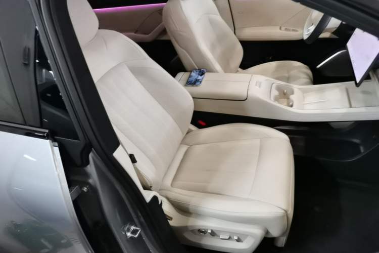 Used ONVO L60 2025 Model—60 kWh All-Wheel-Drive Version Right Front Seat
