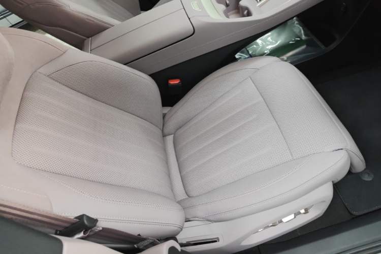 Used ONVO L60 2025 Model—60 kWh Rear-Wheel-Drive Version Right Front Seat