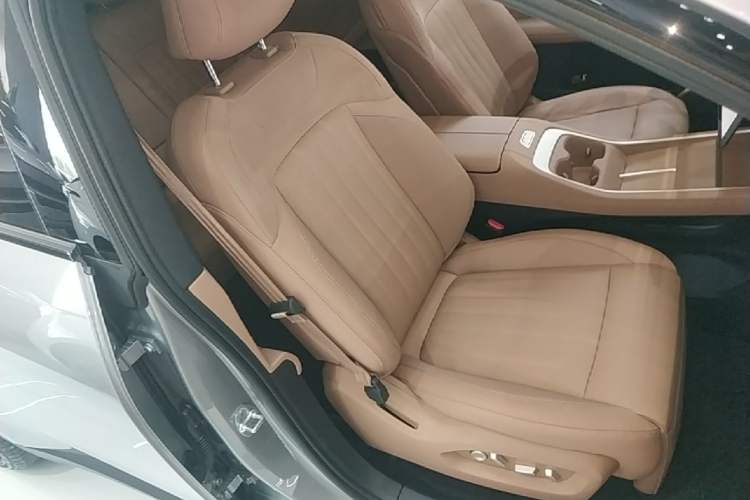 Used ONVO L60 2025 Model—85 kWh Rear-Wheel-Drive Version Right Front Seat