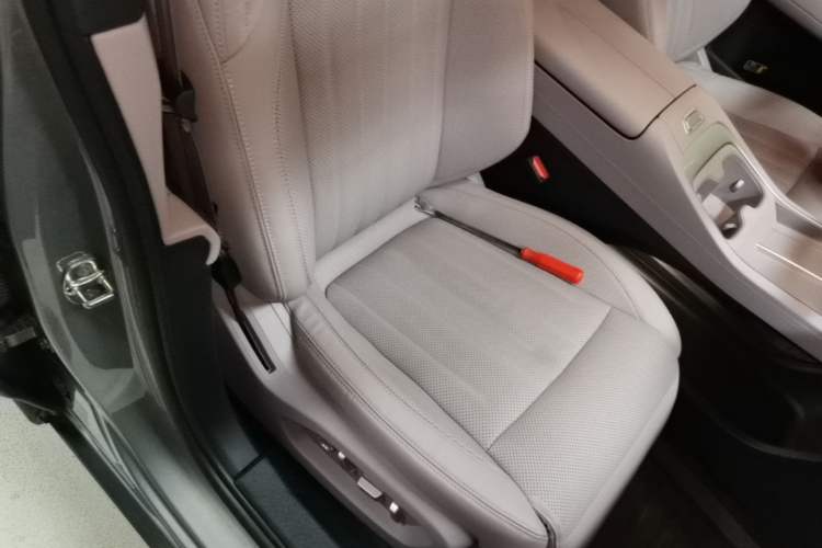 Used ONVO L60 2025 Model—60 kWh Rear-Wheel-Drive Version Right Front Seat