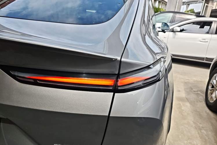 Used ONVO L60 2025 Model—60 kWh Rear-Wheel-Drive Version Right Rear Taillight