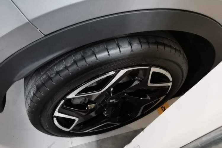 Used ONVO L60 2025 Model—60 kWh All-Wheel-Drive Version Right Rear Wheel Hub