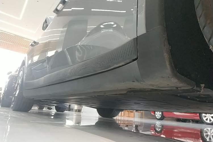Used ONVO L60 2025 Model—85 kWh Rear-Wheel-Drive Version Right Side Sill