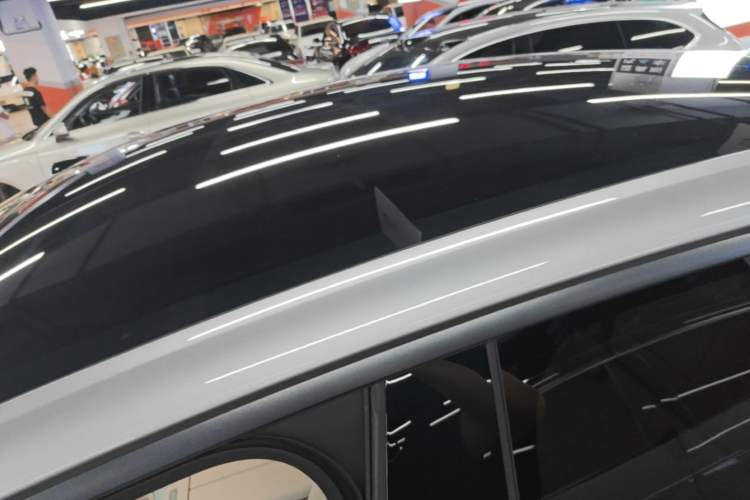 Used ONVO L60 2025 Model—60 kWh Rear-Wheel-Drive Version Roof