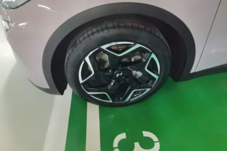 Used ONVO L60 2025 Model—60 kWh Rear-Wheel-Drive Version Left Front Wheel Hub