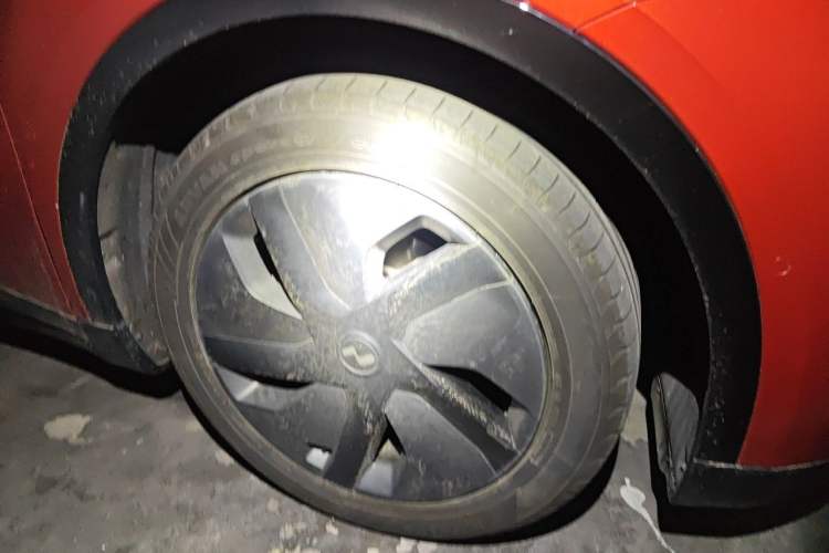 Used ONVO L60 2025 Model—60 kWh Rear-Wheel-Drive Version Right Front Wheel Hub