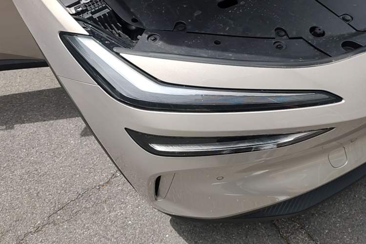 Used ONVO L60 2025 Model—60 kWh All-Wheel-Drive Version Right Front Headlight