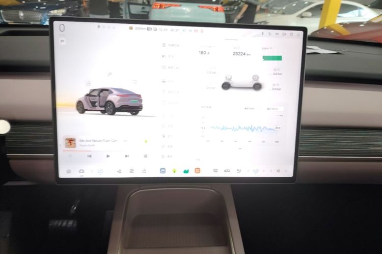 Used ONVO L60 2025 Model—60 kWh Rear-Wheel-Drive Version Audio And AC Panel