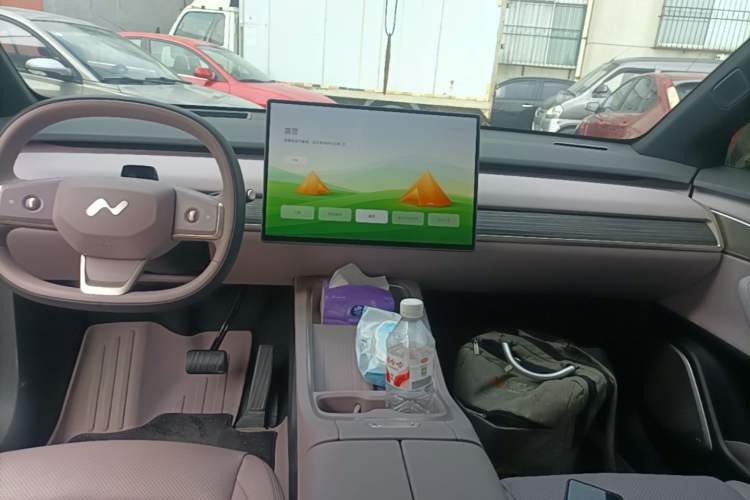 Used ONVO L60 2025 Model—60 kWh Rear-Wheel-Drive Version Audio And AC Panel