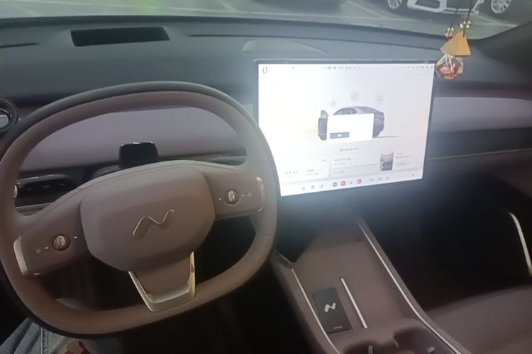 Used ONVO L60 2025 Model—60 kWh Rear-Wheel-Drive Version Center Console