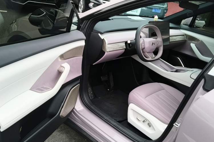 Used ONVO L60 2025 Model, 60kWh Violet Limited Edition Driver Seat