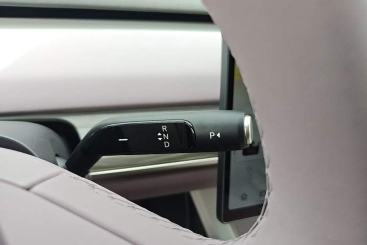 Used ONVO L60 2025 Model, 60kWh Violet Limited Edition Gear Lever