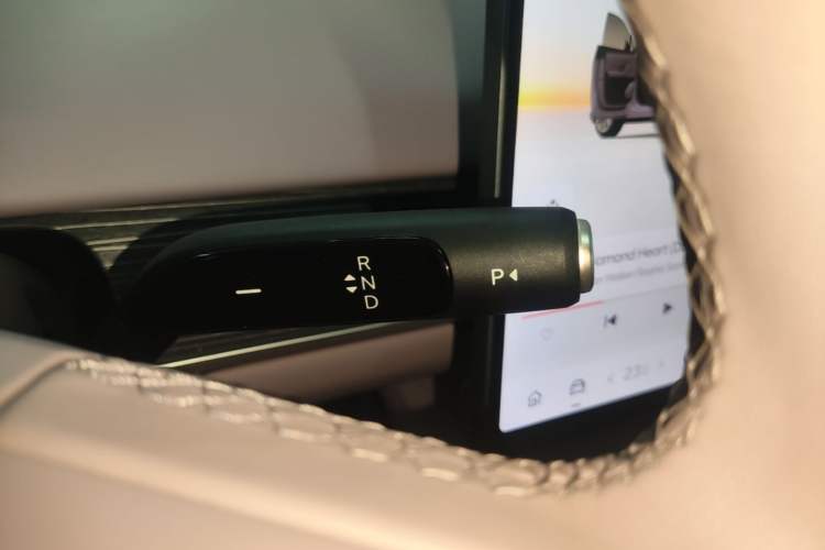 Used ONVO L60 2025 Model—60 kWh All-Wheel-Drive Version Gear Lever
