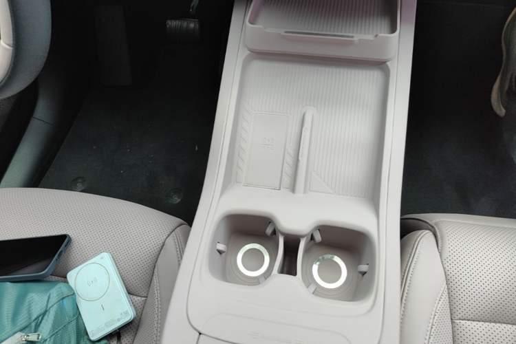 Used ONVO L60 2025 Model—60 kWh All-Wheel-Drive Version Gear Lever
