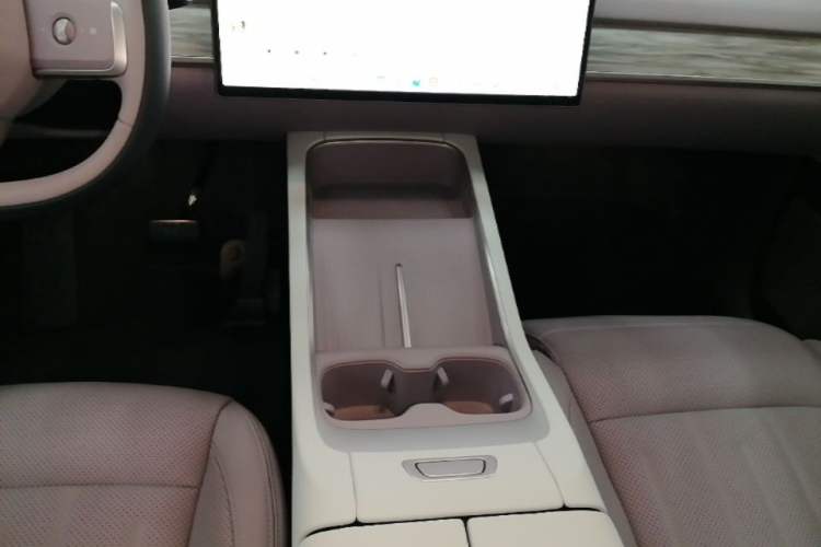 Used ONVO L60 2025 Model, 60kWh Violet Limited Edition Gear Lever