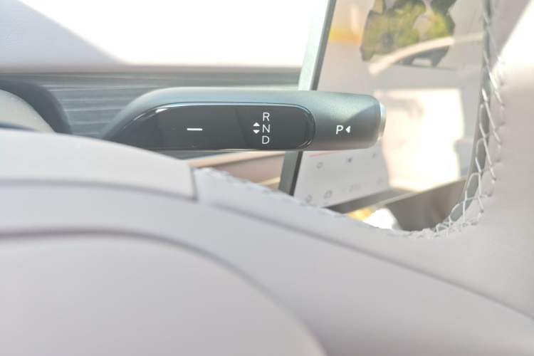 Used ONVO L60 2025 Model—60 kWh Rear-Wheel-Drive Version Gear Lever