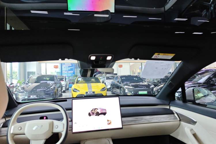 Used ONVO L60 2025 Model—60 kWh All-Wheel-Drive Version Headliner