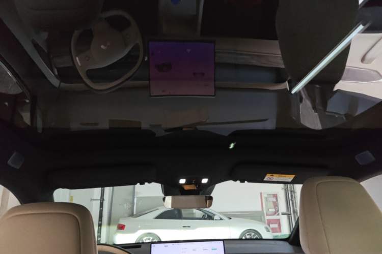 Used ONVO L60 2025 Model—60 kWh All-Wheel-Drive Version Headliner