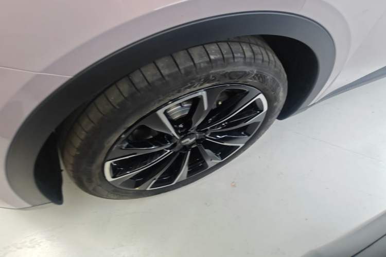 Used ONVO L60 2025 Model, 60kWh Violet Limited Edition Left Front Wheel Hub