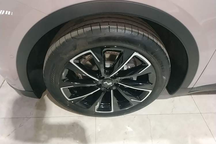 Used ONVO L60 2025 Model—85 kWh Rear-Wheel-Drive Version Left Front Wheel Hub