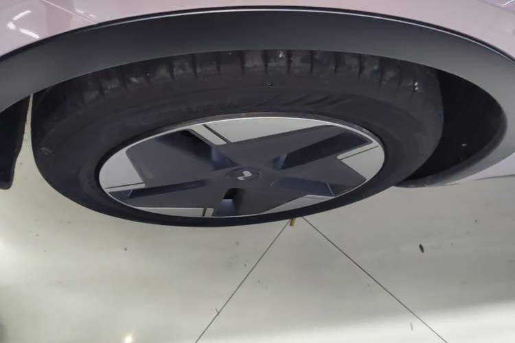 Used ONVO L60 2025 Model—60 kWh Rear-Wheel-Drive Version Left Front Wheel Hub