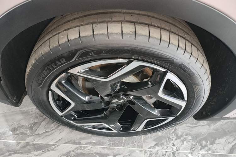 Used ONVO L60 2025 Model—60 kWh All-Wheel-Drive Version Left Front Wheel Hub