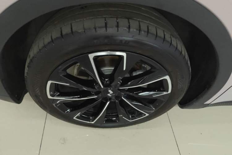 Used ONVO L60 2025 Model—60 kWh All-Wheel-Drive Version Left Front Wheel Hub