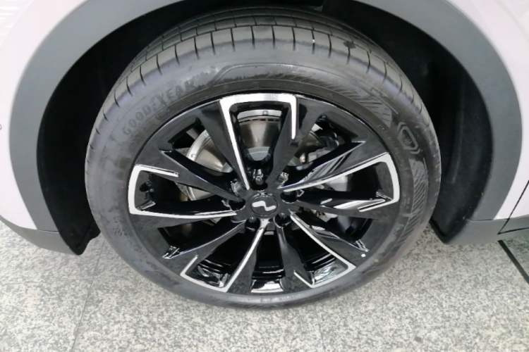 Used ONVO L60 2025 Model, 60kWh Violet Limited Edition Left Front Wheel Hub