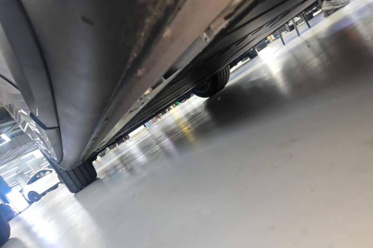 Used ONVO L60 2025 Model, 60kWh Violet Limited Edition Left Side Sill