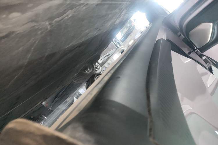 Used ONVO L60 2025 Model—60 kWh All-Wheel-Drive Version Left Side Sill