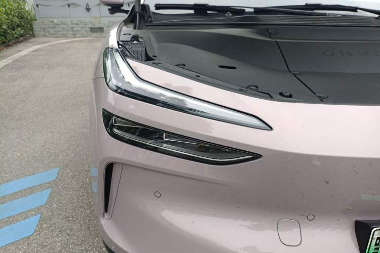 Used ONVO L60 2025 Model—60 kWh Rear-Wheel-Drive Version Right Front Headlight