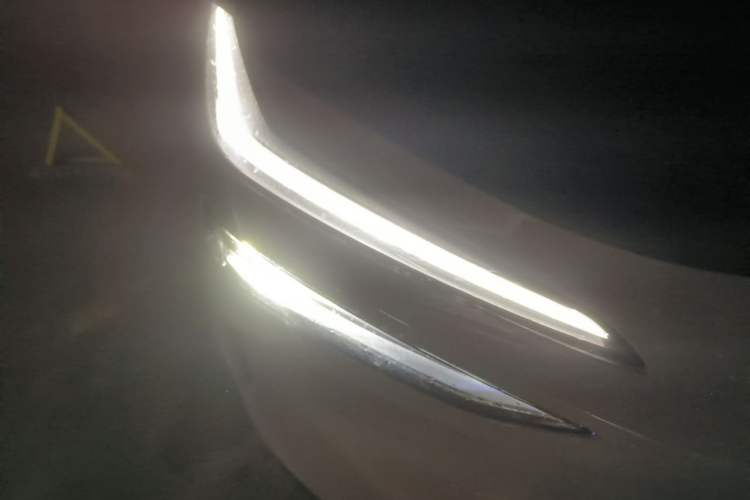 Used ONVO L60 2025 Model, 60kWh Violet Limited Edition Right Front Headlight