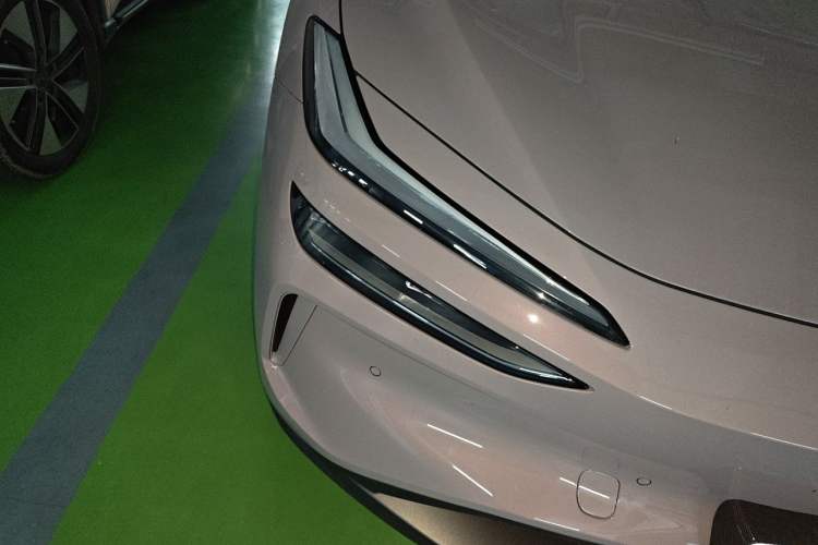 Used ONVO L60 2025 Model—60 kWh Rear-Wheel-Drive Version Right Front Headlight