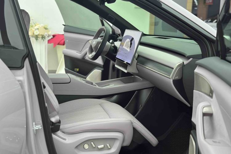 Used ONVO L60 2025 Model—60 kWh Rear-Wheel-Drive Version Right Front Seat