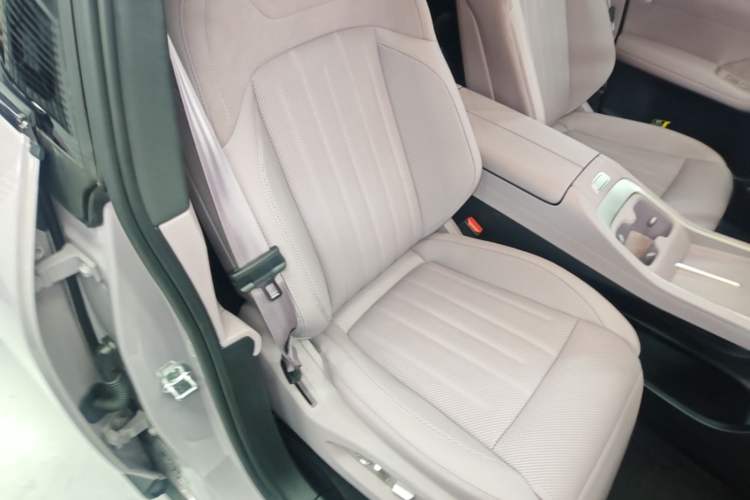 Used ONVO L60 2025 Model, 60kWh Violet Limited Edition Right Front Seat