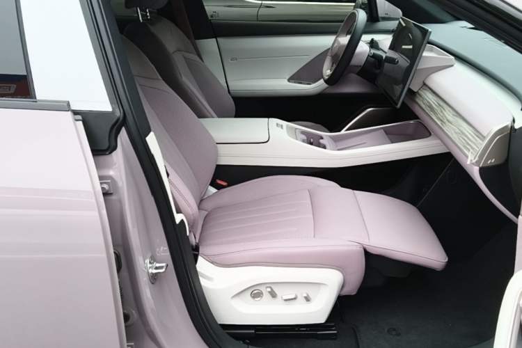 Used ONVO L60 2025 Model, 60kWh Violet Limited Edition Right Front Seat