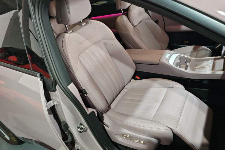 Used ONVO L60 2025 Model—60 kWh Rear-Wheel-Drive Version Right Front Seat
