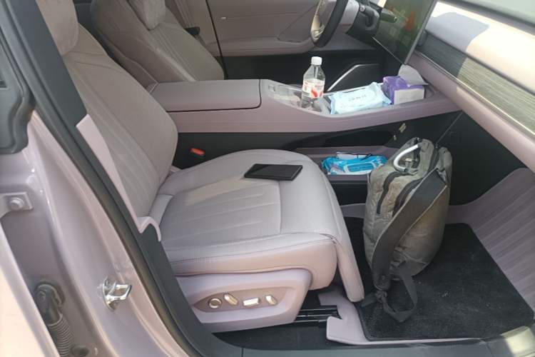 Used ONVO L60 2025 Model—60 kWh Rear-Wheel-Drive Version Right Front Seat