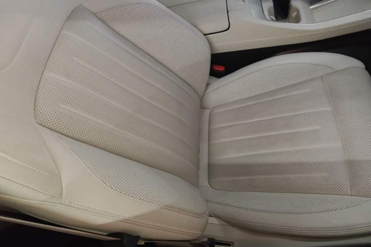 Used ONVO L60 2025 Model—60 kWh All-Wheel-Drive Version Right Front Seat