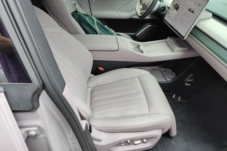 Used ONVO L60 2025 Model—60 kWh All-Wheel-Drive Version Right Front Seat