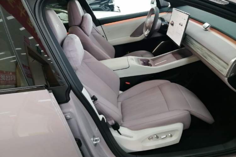 Used ONVO L60 2025 Model, 60kWh Violet Limited Edition Right Front Seat
