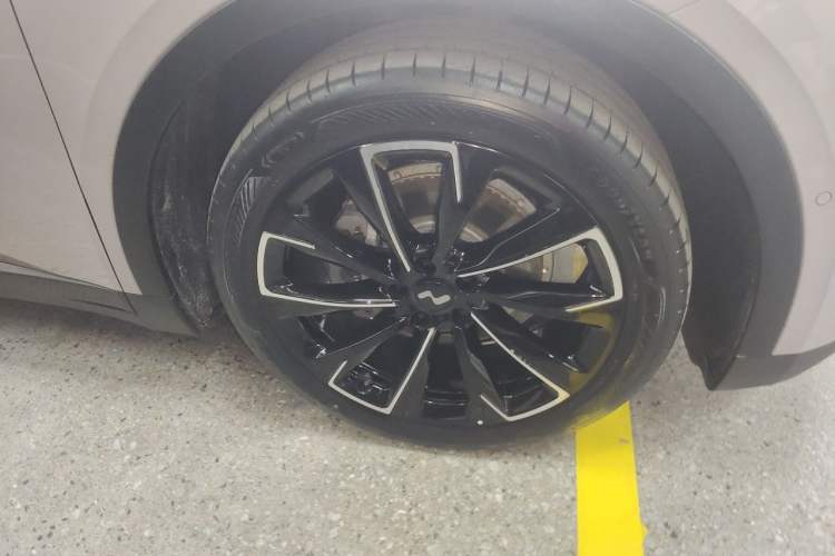 Used ONVO L60 2025 Model—60 kWh Rear-Wheel-Drive Version Right Front Wheel Hub