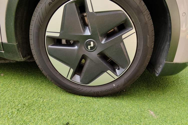 Used ONVO L60 2025 Model—60 kWh Rear-Wheel-Drive Version Right Front Wheel Hub