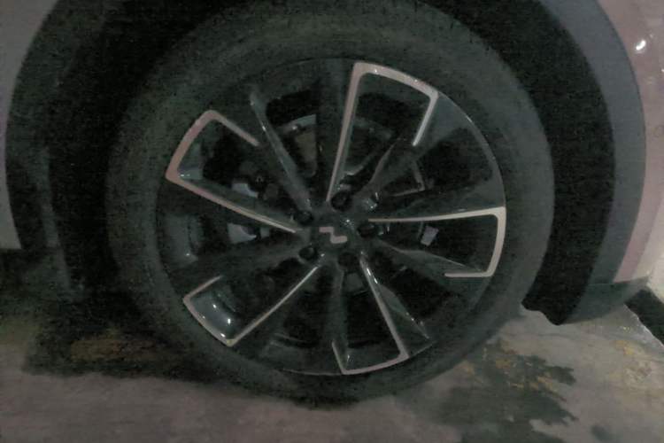 Used ONVO L60 2025 Model, 60kWh Violet Limited Edition Right Front Wheel Hub